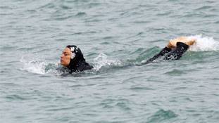 बुर्का और बुरकिनी नहीं, पानी में जाना है तो बिकनी पहनो