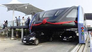 चीन ने बनाई ऐसी बस जिसके नीचे से कार गुजर सकती है!