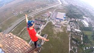 840 फीट की ऊंचाई और हैरतअंगेज स्टंट! ये नजारा देखने लायक है...