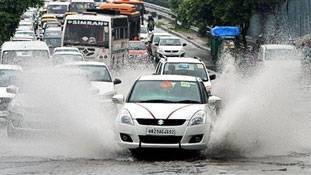 दिल्ली में जमे जाम के रंग: कहीं बरसे, कहीं छलके