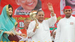 आखिर लोग पार्टी से ज्यादा मुलायम परिवार पर भरोसा क्यों करते हैं?