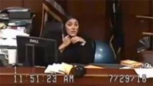 जब बिना पैंट पहने कोर्ट पहुंची महिला आरोपी!