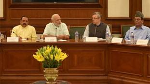 मोदी की कश्मीर नीति: झुकना नहीं झुकाना है