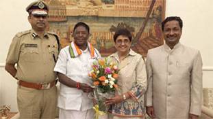 क्या किरन बेदी भी नजीब जंग बनने की तैयारी में हैं?