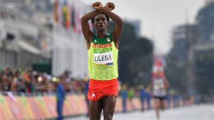 ओलंपिक सिल्वर जीतने वाले इस मैराथन रनर का कत्ल न कर दिया जाए!