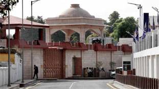 नजर लागी राजा, सरकारी बंगले पे!