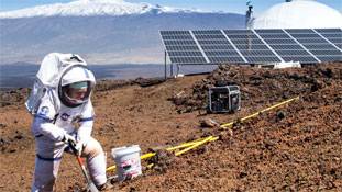 धरती पर ही एक साल 'एलियन' बनकर रहे ये  6 लोग