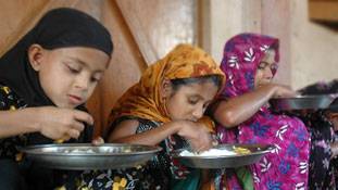 बच्चों की रोटियों पर किसी ने धर्म लिख दिया !