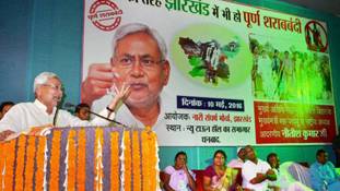 शराबबंदी पर कहीं इंदिरा के रास्ते पर तो नहीं चल रहे नीतीश कुमार