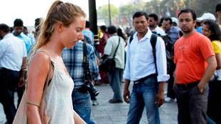 स्कर्ट की जगह साड़ी पहनने से क्या अपराध रुक जाएगें?