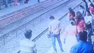 शुक्र है आत्‍महत्‍या करने जा रही ये महिला दिल्‍ली में नहीं थी !