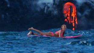लावा उगलते ज्वालामुखी के पास तैरती महिला का वीडियो हुआ वायरल