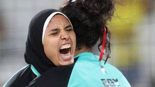 बिकनी ही क्यों, हिजाब पहनकर भी खेला जा सकता है बीच वॉलीबॉल!