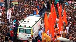 जब गणेश विसर्जन की भीड़ में फंसी एंबुलेंस