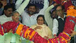 रैलियों में भीड़ के बावजूद मायावती इतनी डिफेंसिव क्यों हो रहीं