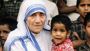 'संत' मदर टेरेसा की उपाधि पर विवाद क्यों है?