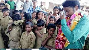 स्कूल से दो शिक्षकों का तबादला हुआ तो विदाई देने उमड़ा पूरा गांव...