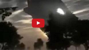 मलेशिया के एक गांव में दिखी विशाल उड़नतश्तरी! वीडियो वायरल