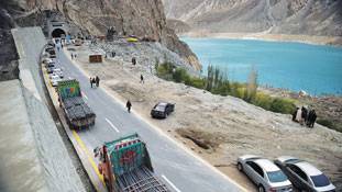 दो भाइयों के झगड़े की ये कहानी किसी पाकिस्तानी सड़क की नहीं है