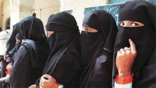 मुस्लिम महिलाओं की बात संविधान के मुताबिक होनी चाहिए, कुरान के नहीं मुस्लिम महिलाओं की बात संविधान के मुताबिक होनी चाहिए, कुरान के नहीं