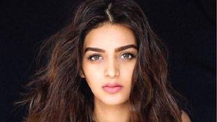 बॉलीवुड हिरोइनों के लिए इतने क्रूर कायदे क्यों !