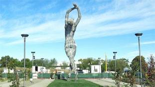 महिला की नग्न मूर्ति कैसे दे रही सुरक्षा का संदेश ?