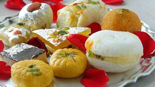 आओ दीपावली पर खाएं मिलावटी मिठाइयां