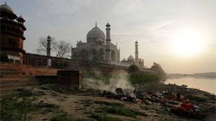 मिट्टी से ढंक दो या धुएं से, ताजमहल को काला होना ही है !