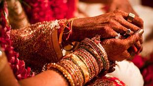 पांच सौ रुपए में विवाह: प्रश्नों के घेरे में