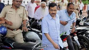 केजरीवाल कहीं नत्था की फौज प्रमोट तो नहीं कर रहे?
