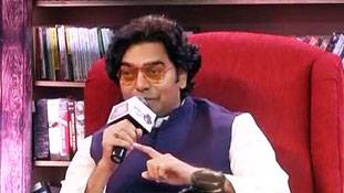 देश चलता नहीं मचलता है, मुद्दा हल नहीं होता सिर्फ उछलता है..