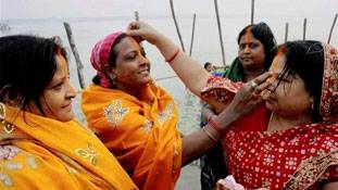 त्योहारों का मज़ा उसे लिंगभेद से मुक्त करके मनाने में ही है...