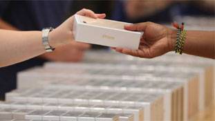 उफ्फ ये एपल और उसके किस्से, आईफोन की चाहत में बना लिए 20 ब्वॉयफ्रेंड