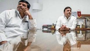 अखिलेश और शिवपाल बीच बेबस मुलायम अखिलेश और शिवपाल बीच बेबस मुलायम
