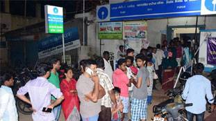 ओला एटीएम, मोबाइल बैंक, ये ही काफी नहीं नोटबंदी के दौर में ?