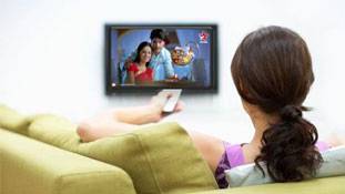 पति का ध्यान रखने से ज्यादा पत्नियों को टीवी देखना पसंद है !!!