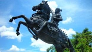 एक स्मारक तो पुतलों के मुकाबले का भी बन जाना चाहिए एक स्मारक तो पुतलों के मुकाबले का भी बन जाना चाहिए