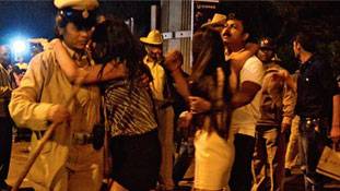 जर्मनी हो या बेंगलुरु, जहां भीड़ होती है वहां कुछ भेडि़ए भी आते हैं