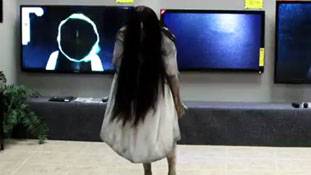 3D टीवी से निकलकर जब भूत सामने आ जाए तो ...