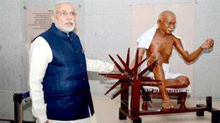 बापू खादी से नमो खादी: कहीं ये राजनैतिक विरासत की लड़ाई तो नहीं?