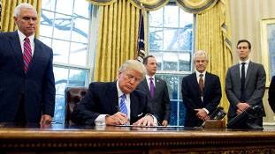 सच्चाई सामने है... सिर्फ देखना ही तो है