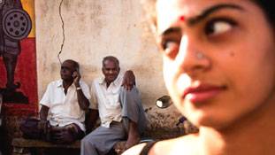 लड़कियों के कपड़े क्या लोगों को ये हक देते हैं ??