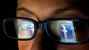 फेसबुक पर महिलाओं और पुरुषों के दर्द