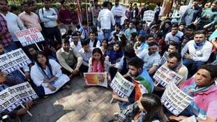 इन छात्र नेताओं से तो बार बालाएं भलीं...