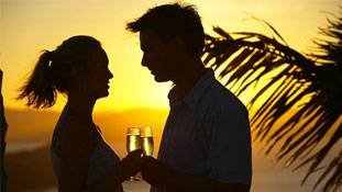 टिंडर सर्वे: महिलाएं ये चाहती हैं पुरुषों से...