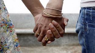 सावधान! उत्तर प्रदेश में प्यार करना मना है...