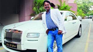 नाई ने खरीदी 3.2 करोड़ की गाड़ी खरीदी तो हंगामा क्‍यों मचा !