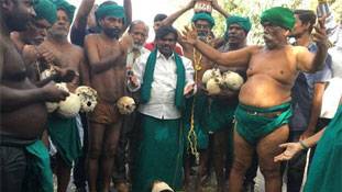 क्या इन किसानों की भी कोई सुन रहा है