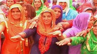 घूंघट की आड़ से बाहर आया हरियाणा का एक ताकतवर गांव !