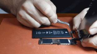 वीडियो : घर बैठे बना डाला iPhone और हिला दिया एपल को